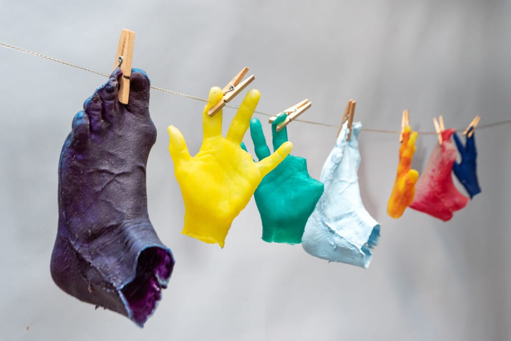 kunst - Ingrid Slaa - beeld - voeten - handen - siliconen