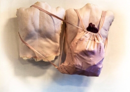 Ingrid Slaa l beeld - doek pur en was- rug - titel licht l sculpture - cloth foam and wax- back - title light)