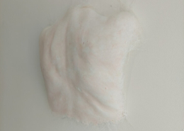 Ingrid Slaa l beeld - epoxy - rug - titel fragiel l sculpture - resin - back - title fragile