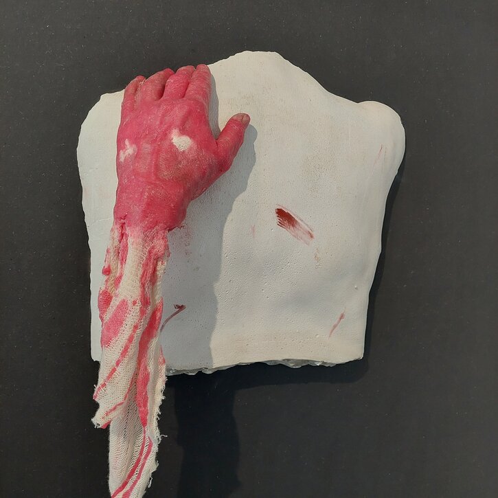 Ingrid Slaa l beeld - gips - back - titel houd l sculpture - plaster - back - title hold